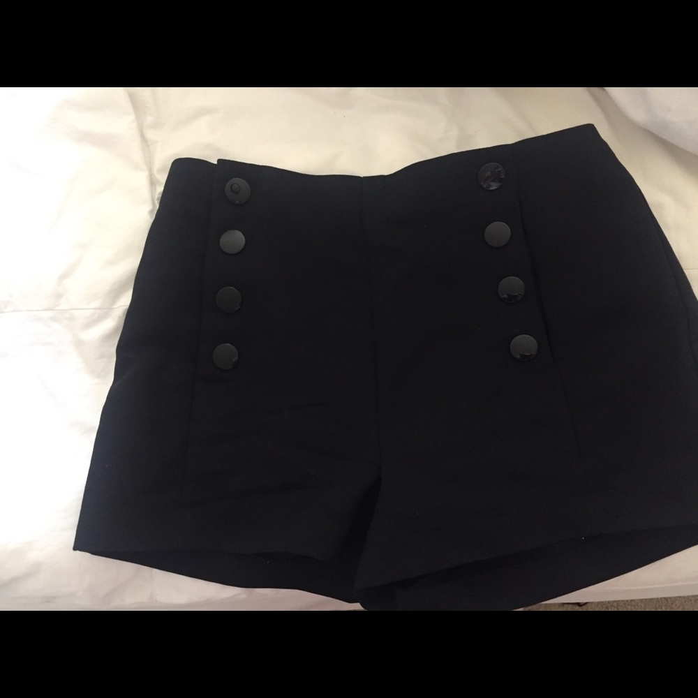 Black botton trendy shorts